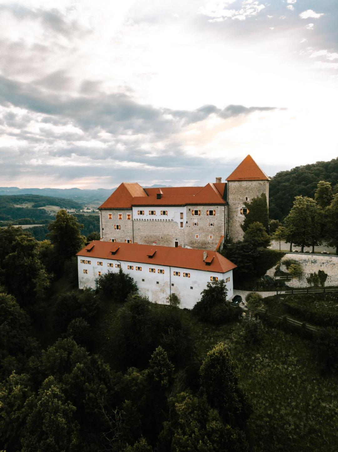 Rooms & Apartments Podsreda Castle Exterior photo